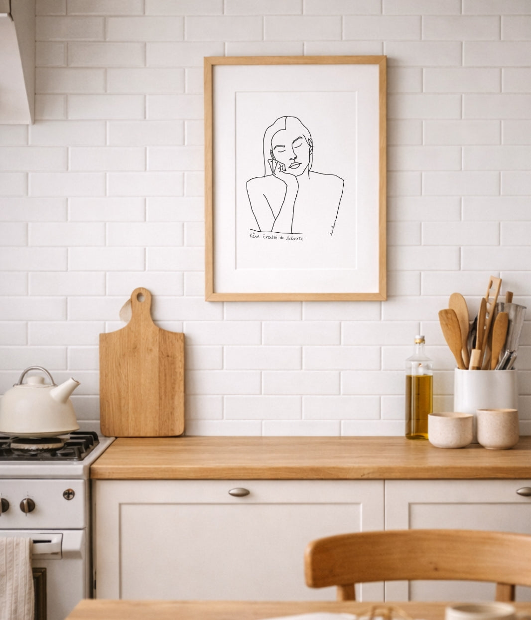 On voit ici une affiche de la marque Leonor Roversi, mise en situation dans un intérieur chaleureux. Cette scène illustre l’univers de la marque, engagée et éco-responsable, et montre comment ses créations s’intègrent naturellement dans un décor du quotidien.