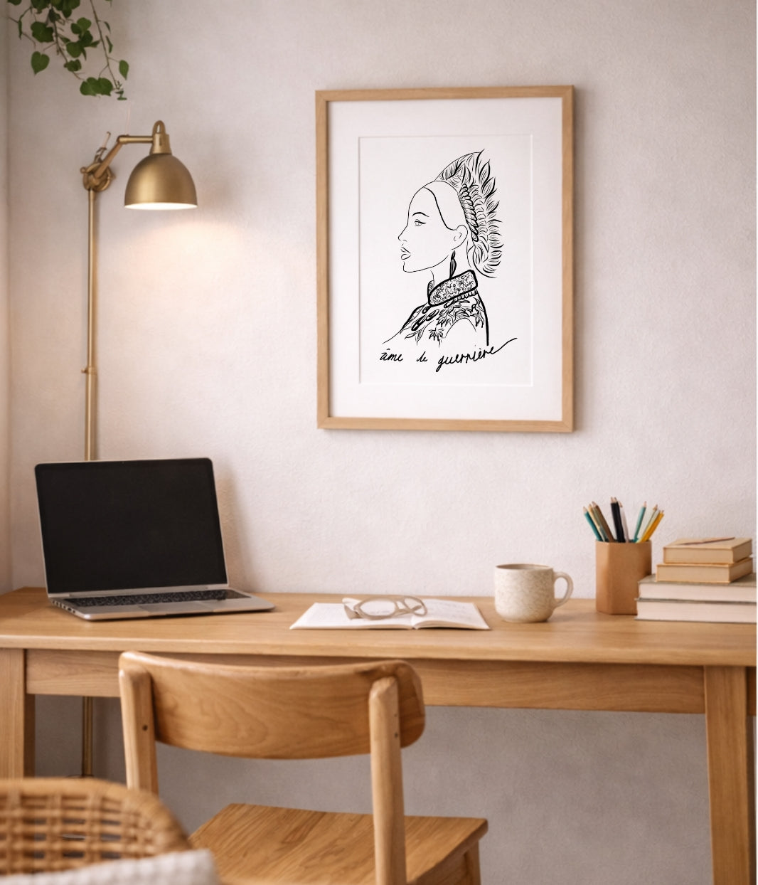 On voit ici une affiche de la marque Leonor Roversi, mise en situation dans un intérieur chaleureux. Cette scène illustre l’univers de la marque, engagée et éco-responsable, et montre comment ses créations s’intègrent naturellement dans un décor du quotidien.