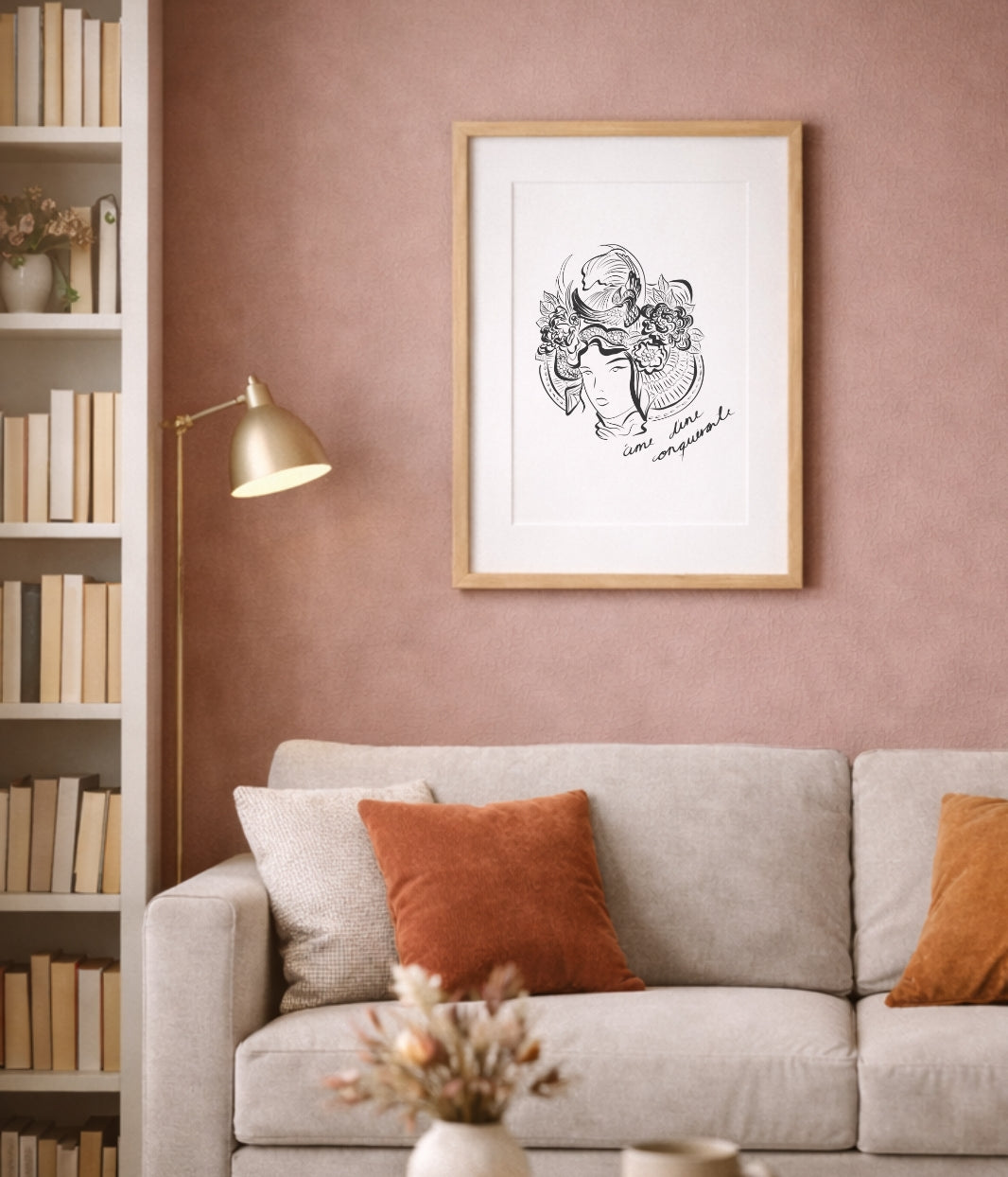 On voit ici une affiche de la marque Leonor Roversi, mise en situation dans un intérieur chaleureux. Cette scène illustre l’univers de la marque, engagée et éco-responsable, et montre comment ses créations s’intègrent naturellement dans un décor du quotidien.