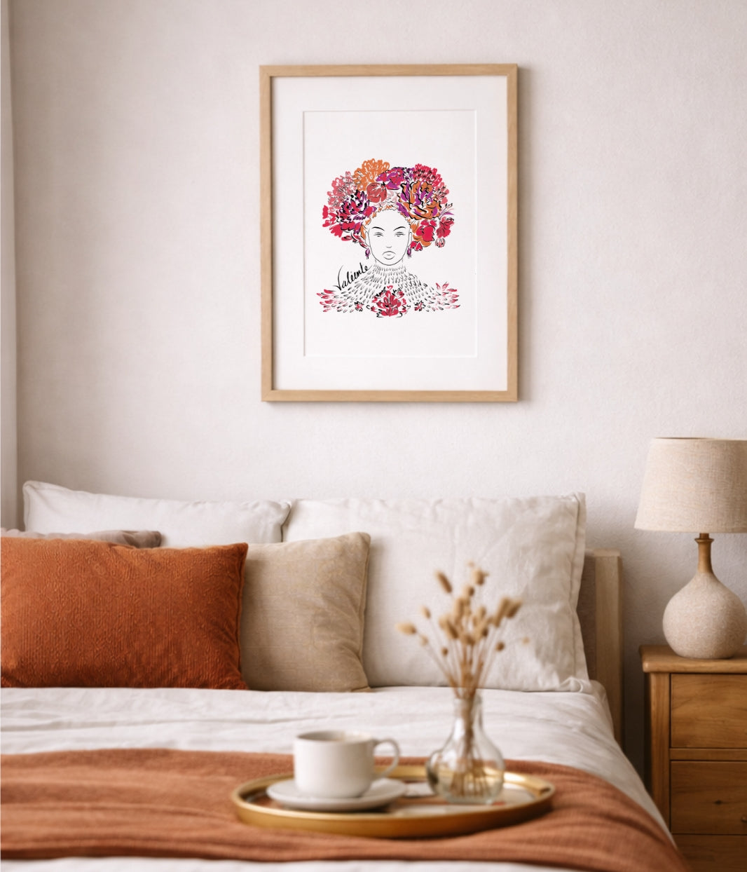 On voit ici une affiche de la marque Leonor Roversi, mise en situation dans un intérieur chaleureux. Cette scène illustre l’univers de la marque, engagée et éco-responsable, et montre comment ses créations s’intègrent naturellement dans un décor du quotidien.