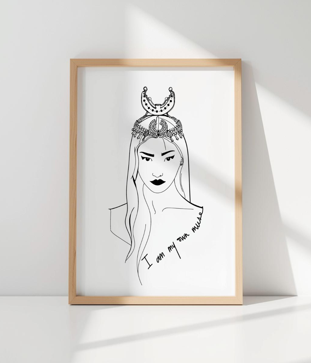 Affiche encadrée illustrée représentant une femme forte avec l'inscription "On lisait dans ses yeux la force de son cœur" en bas de l'illustration. Modèle Esperanza, imprimé à Lyon par la marque éthique Leonor Roversi.