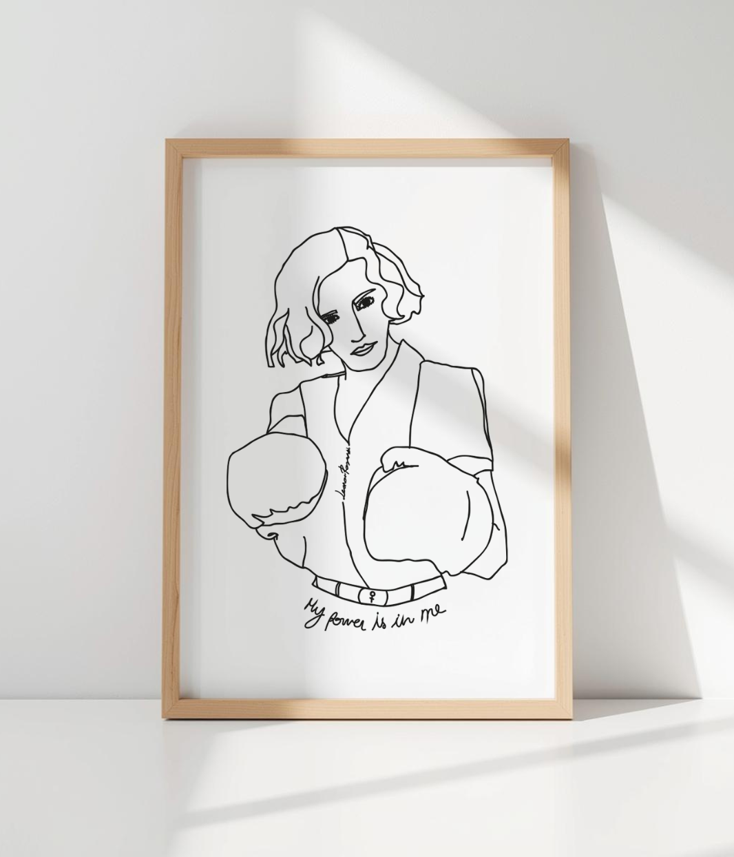 Inspirée de Freyja, déesse nordique de l’amour et de la guerre, cette affiche célèbre une femme puissante, libre et combattante. Une illustration minimaliste qui incarne la force, le courage et la détermination féminine.
Imprimée en format A4 (21 × 29,7 cm) sur papier premium mat 225 g, cette affiche deLeonor Roversi, marque engagée et eco-responsable, s’intègre parfaitement dans une décoration murale contemporaine et engagée.