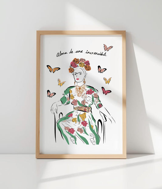 Inspirée d’un tableau de l’artiste mexicaine Frida Kahlo, l’affiche Invincible célèbre la femme libre, affirmée et décomplexée. Cette illustration féminine, riche en couleurs et en symboles, incarne la force, la résilience et l’indépendance à travers une esthétique artistique forte et engagée.
Imprimée en format A4 (21 × 29,7 cm) sur un papier premium mat 225 g, cette affiche décorative offre un rendu élégant et qualitatif, idéal pour sublimer un intérieur contemporain, bohème ou engagé. Pensée comme un vér