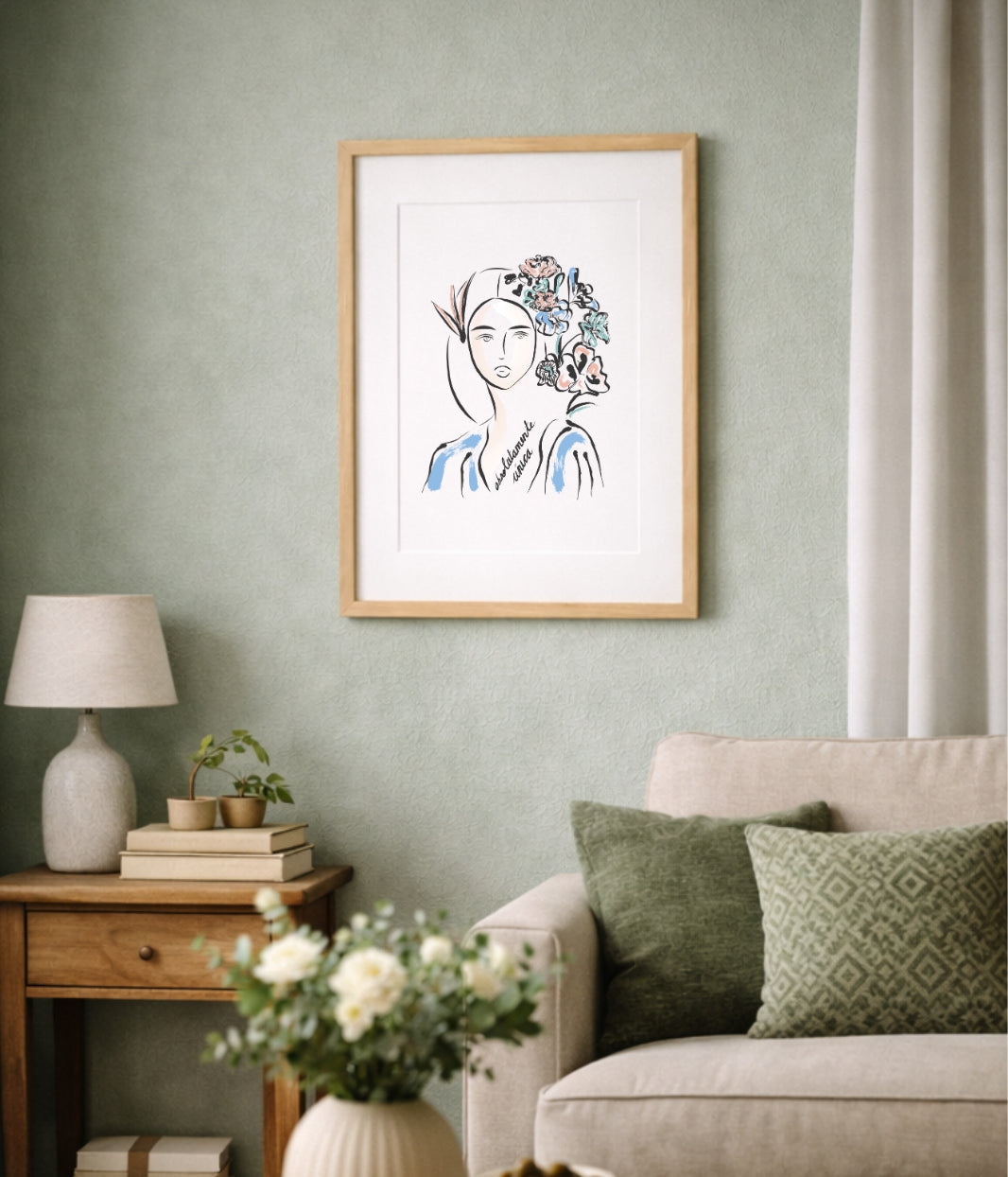 On voit ici une affiche de la marque Leonor Roversi, mise en situation dans un intérieur chaleureux. Cette scène illustre l’univers de la marque, engagée et éco-responsable, et montre comment ses créations s’intègrent naturellement dans un décor du quotidien.