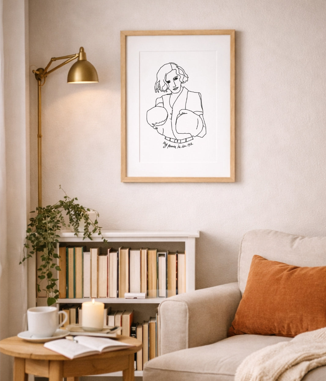 On voit ici une affiche de la marque Leonor Roversi, mise en situation dans un intérieur chaleureux. Cette scène illustre l’univers de la marque, engagée et éco-responsable, et montre comment ses créations s’intègrent naturellement dans un décor du quotidien.