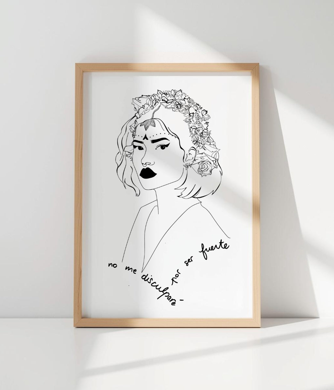 L’affiche Lupita incarne la force féminine intérieure et la liberté d’être soi. À travers une illustration minimaliste en noir et blanc, cette œuvre invite à s’affranchir des normes et des injonctions sociales pour assumer pleinement ses choix, sans culpabilité. Une création engagée, à la fois sobre et puissante, qui célèbre l’émancipation et l’affirmation de soi.
Imprimée en format A4 (21 × 29,7 cm) sur un papier premium mat 225 g, l’affiche Lupita offre un rendu élégant et intemporel.