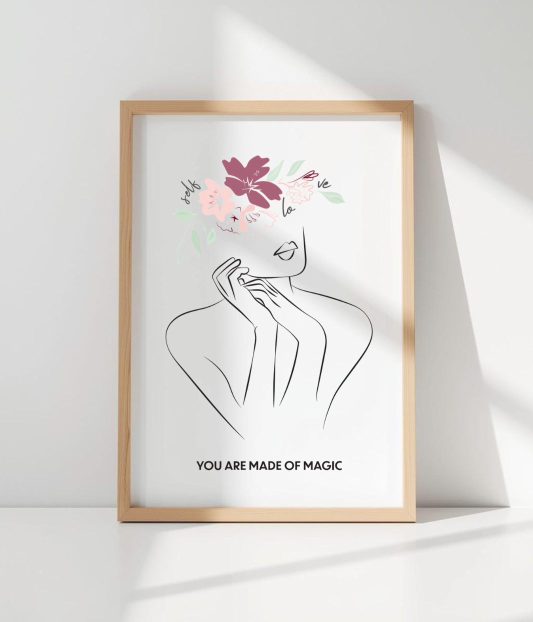 Inspirée par le self-love, cette affiche célèbre l’importance de s’aimer soi-même.. À travers une illustration féminine délicate mêlant lignes minimalistes et touches florales, cette création transmet un message positif, doux et profondément apaisant : prendre soin de soi fait du bien.
Imaginée par Leonor Roversi, cette affiche s’inscrit dans une démarche engagée et éco-responsable, fidèle aux valeurs de la marque : célébrer la femme, transmettre des messages forts et proposer des créations porteuses de 