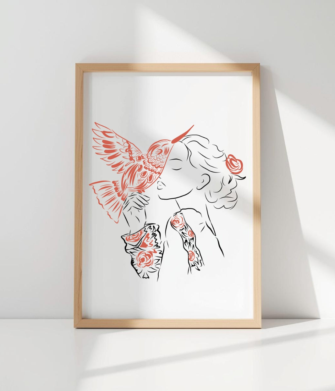 Affiche A4  illustrée représentant une femme avec un colibri et une fleur rouge dans les cheveux. Texte manuscrit "El murmullo de mi alma" en bas de l’illustration. Posée contre un mur. Modèle Quetzal, conçu et imprimé à Lyon par la marque éthique Leonor Roversi.