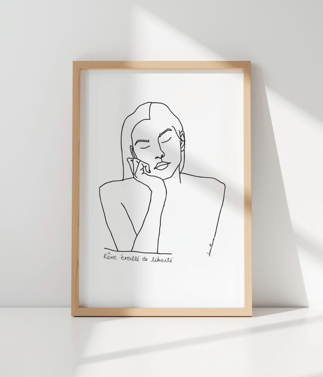 Intelligente et bienveillante, Thémis est l’allégorie de la justice et de l’impartialité dans la mythologie grecque. Cette affiche rend hommage à une figure féminine forte, symbole d’équilibre, de sagesse et de droiture.
Créée par Leonor Roversi, marque engagée et éco-responsable, cette illustration féminine porte un message fort et intemporel.
Imprimée en format A4 (21 × 29,7 cm) sur papier premium mat 225 g.
