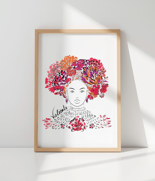 Inspirée de la reine nigériane Amina de Zaria, figure historique ayant conquis son statut par le courage et la force aux côtés de ses troupes, l’affiche Valiente rend hommage à une femme de pouvoir, de leadership et de détermination. Cette illustration féminine, marquée par une composition florale intense et expressive, symbolise la bravoure et l’affirmation de soi.
Imprimée en format A4 (21 × 29,7 cm) sur un papier premium mat 225 g, l’affiche offre un rendu élégant et qualitatif, idéal pour une décoration