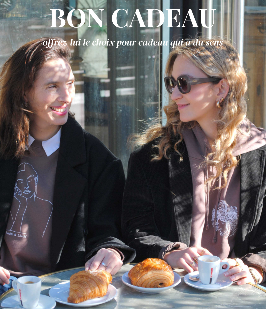 Sur cette photo, deux femmes portent chacune un sweat de la marque Leonor Roversi, une marque engagée et éco-responsable qui met en avant la diversité, la force féminine et le confort au quotidien.