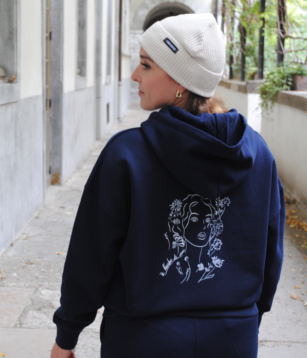 Personne portant un bonnet éthique en coton biologique certifié GOTS et FairWear, bonnet doux et tendance pour l’automne et l’hiver, bord pliable, taille unique, plusieurs coloris disponibles.