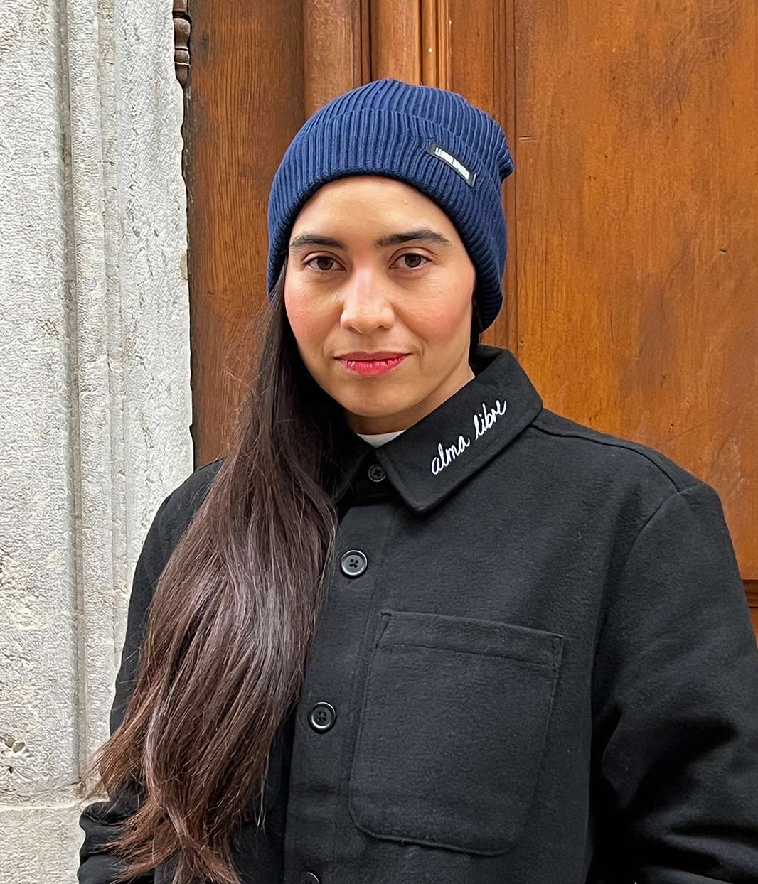 Personne portant un bonnet éthique en coton biologique certifié GOTS et FairWear, bonnet doux et tendance pour l’automne et l’hiver, bord pliable, taille unique, plusieurs coloris disponibles.