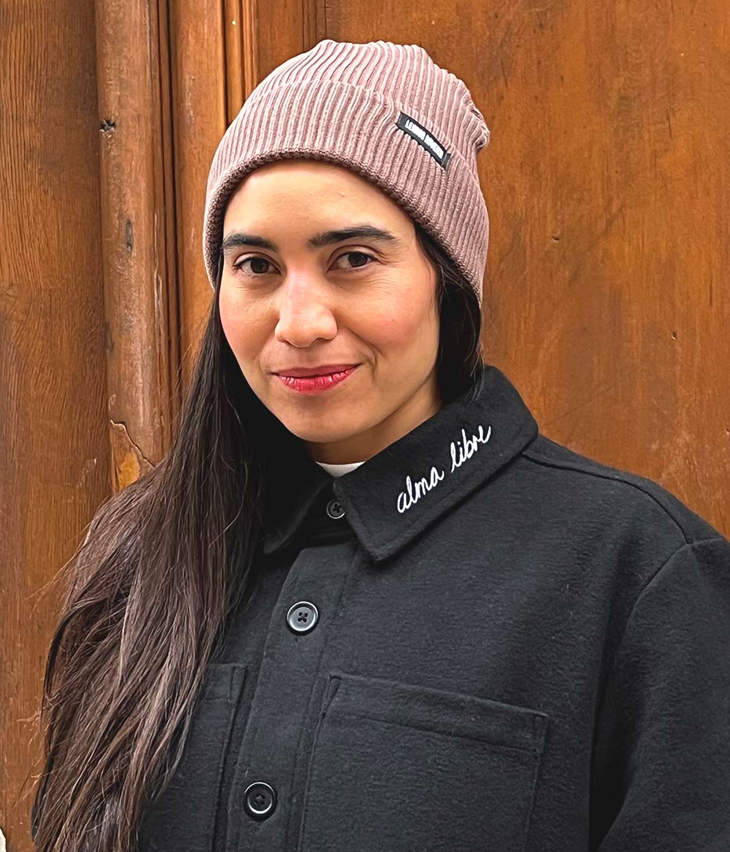 Personne portant un bonnet éthique en coton biologique certifié GOTS et FairWear, bonnet doux et tendance pour l’automne et l’hiver, bord pliable, taille unique, plusieurs coloris disponibles.