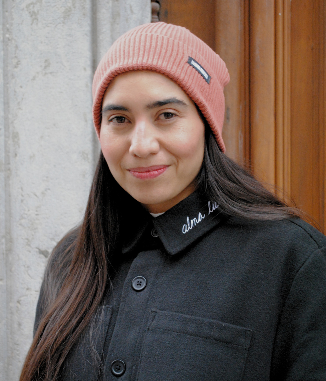 Personne portant un bonnet éthique en coton biologique certifié GOTS et FairWear, bonnet doux et tendance pour l’automne et l’hiver, bord pliable, taille unique, plusieurs coloris disponibles.