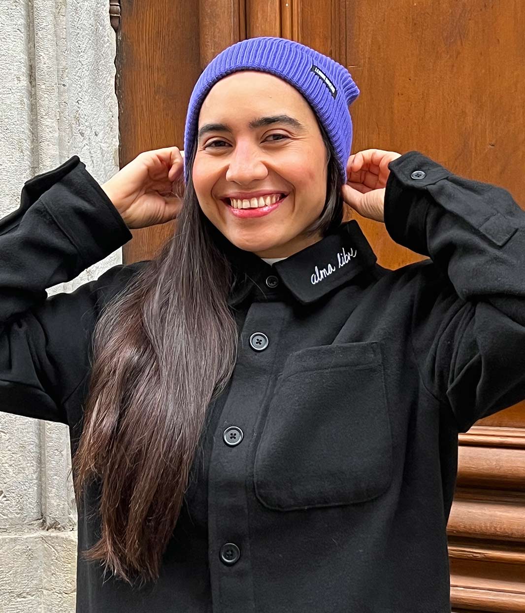 Personne portant un bonnet éthique en coton biologique certifié GOTS et FairWear, bonnet doux et tendance pour l’automne et l’hiver, bord pliable, taille unique, plusieurs coloris disponibles.