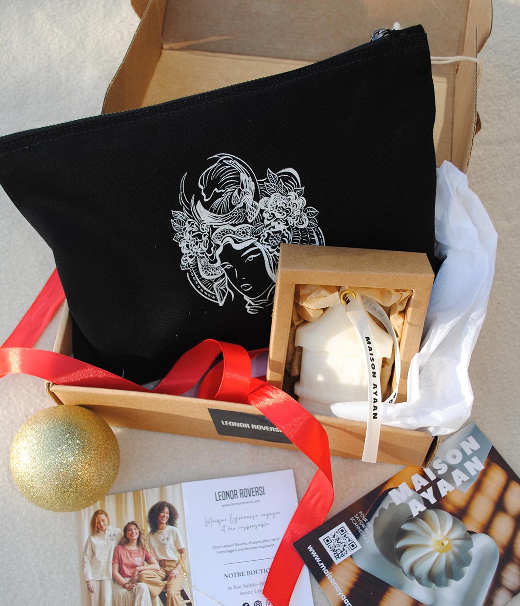 Box de Noël Leonor Roversi X maison ayaan composée d'une pochette et d’une suspension, présentée dans un coffret cadeau éco-responsable. Idée cadeau engagée, créations éthiques imaginées et fabriquées à Lyon.