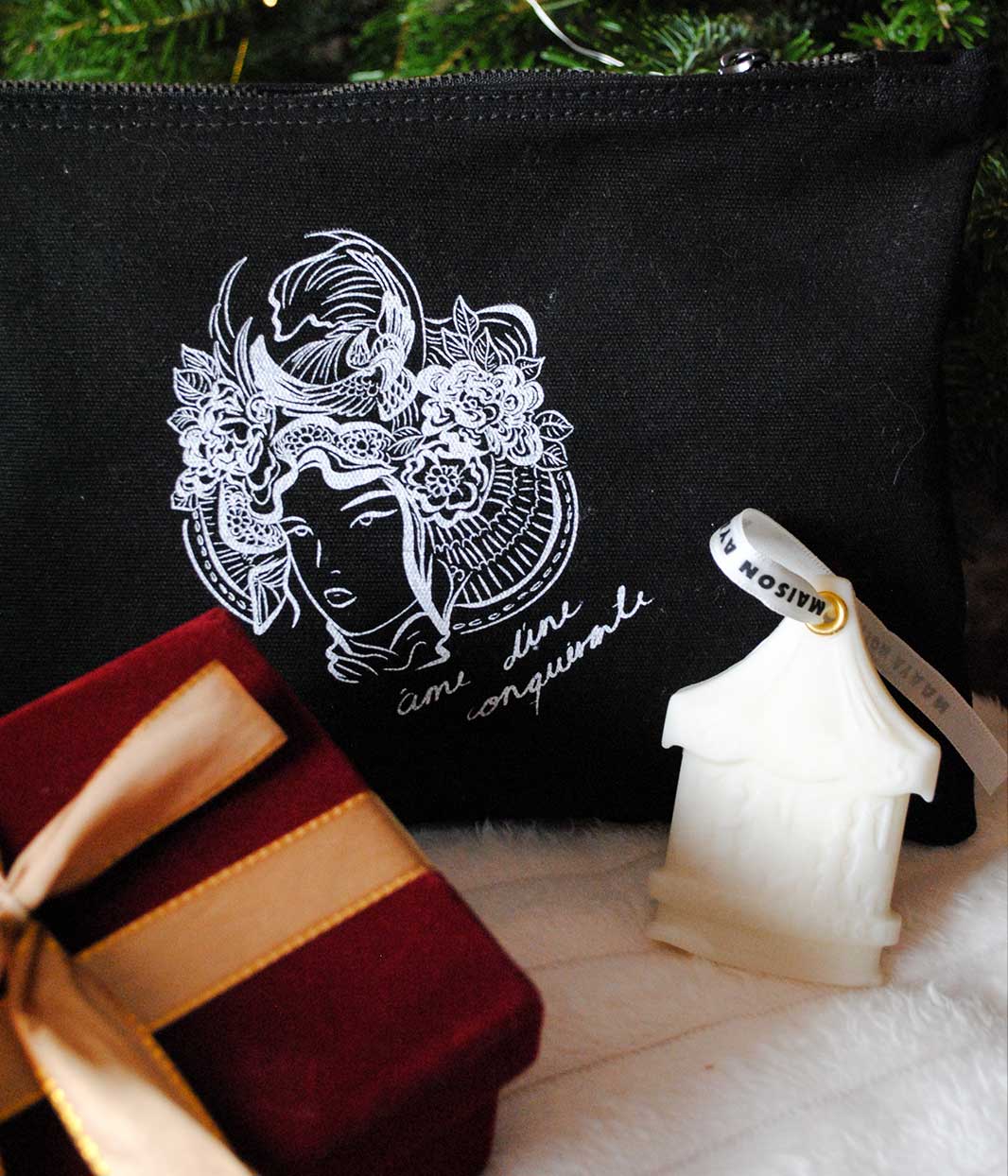 Box de Noël Leonor Roversi X maison ayaan composée d'une pochette et d’une suspension, présentée dans un coffret cadeau éco-responsable. Idée cadeau engagée, créations éthiques imaginées et fabriquées à Lyon.