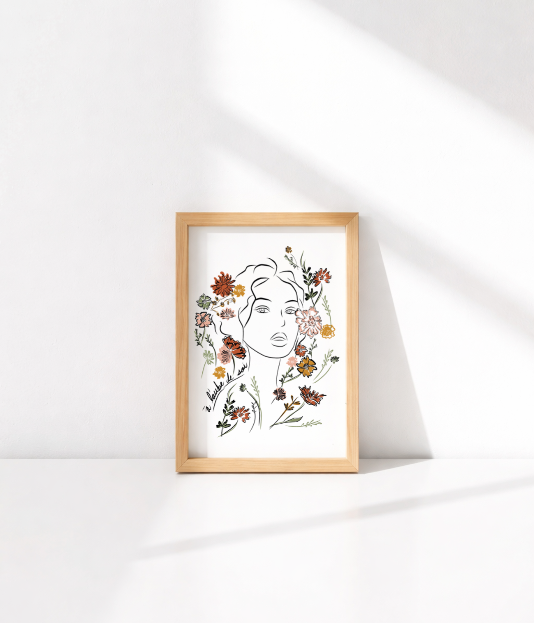 Carte Aurora représentant un portrait féminin entouré de fleurs, inspirée de la déesse grecque de l’aube, symbole de renouveau et de nouveaux départs, imprimée à Lyon sur papier premium mat, format A4.