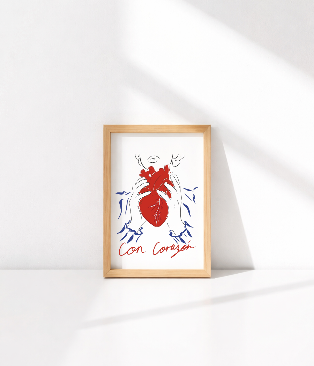 Carte postale Con Corazón illustrée d’un cœur rouge tenu entre deux mains, symbole d’émotion et de force, imprimée sur papier premium mat, format A6, réalisée à Lyon.