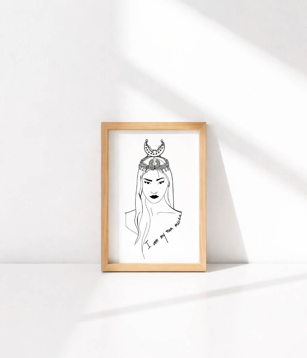 Carte postale illustrée dans un cadre représentant la déesse de la lune aztèque, une femme libre et puissante, accompagnée de l'inscription "I am my own muse". Modèle Coyoqui, conçu et imprimé à Lyon par la marque éthique Leonor Roversi.
