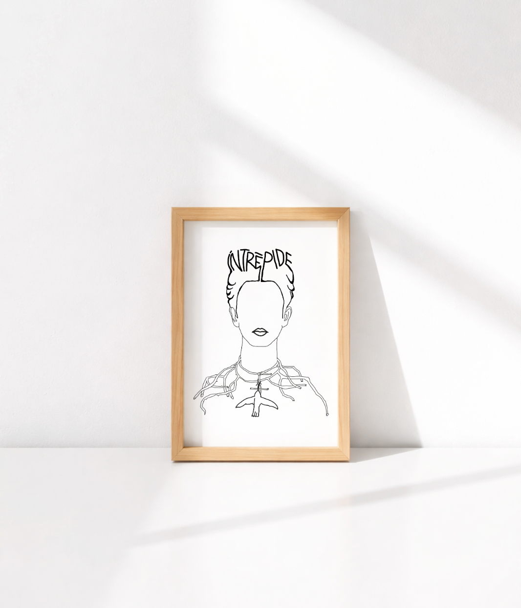 Carte postale illustrée d'une représentation de Frida Kahlo accompagnée de l'inscription "Intrépide". Modèle Intrépide, conçu et imprimé à Lyon par la marque éthique Leonor Roversi.