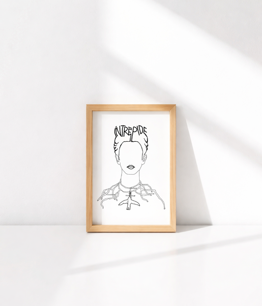 Carte postale illustrée d'une représentation de Frida Kahlo accompagnée de l'inscription "Intrépide". Modèle Intrépide, conçu et imprimé à Lyon par la marque éthique Leonor Roversi.