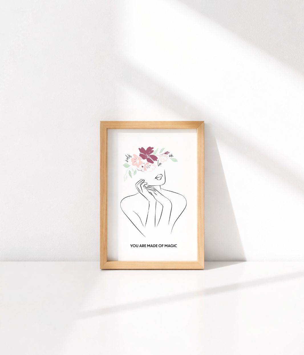 self-love, cette carte postale célèbre l’importance de s’aimer soi-même. À travers une illustration féminine délicate mêlant lignes minimalistes et touches florales, cette création transmet un message positif, doux et profondément apaisant : prendre soin de soi fait du bien.
Imaginée par Leonor Roversi, cette affiche s’inscrit dans une démarche engagée et éco-responsable, fidèle aux valeurs de la marque : célébrer la femme, transmettre des messages forts et proposer des créations porteuses de sens.