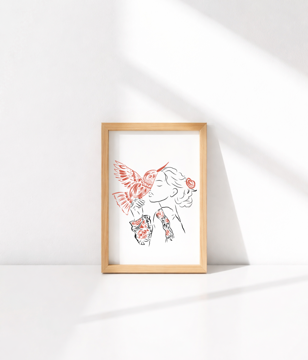Carte postale illustrée représentant une femme avec un colibri et une fleur rouge dans les cheveux. Texte manuscrit "El murmullo de mi alma" en bas de l’illustration. Posée sur une enveloppe kraft et un fond tressé naturel. Modèle Quetzal, conçu et imprimé à Lyon par la marque éthique Leonor Roversi.