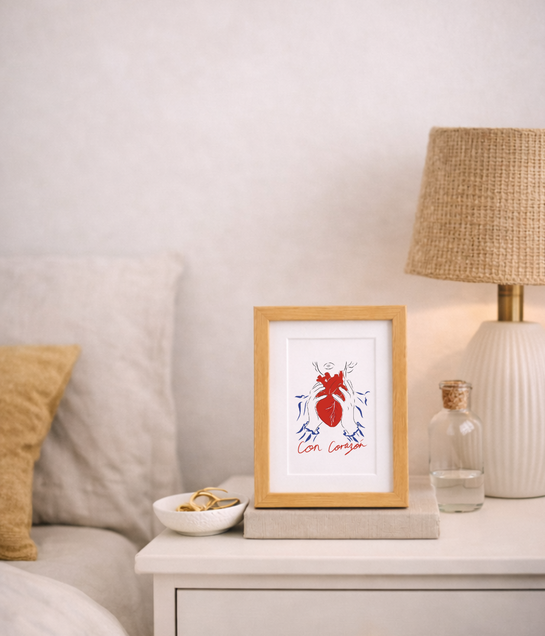 On voit ici une carte postale de la marque Leonor Roversi, mise en situation dans un intérieur chaleureux. Cette scène illustre l’univers de la marque lyonnaise, engagée et éco-responsable, et montre comment ses créations s’intègrent naturellement dans un décor du quotidien.