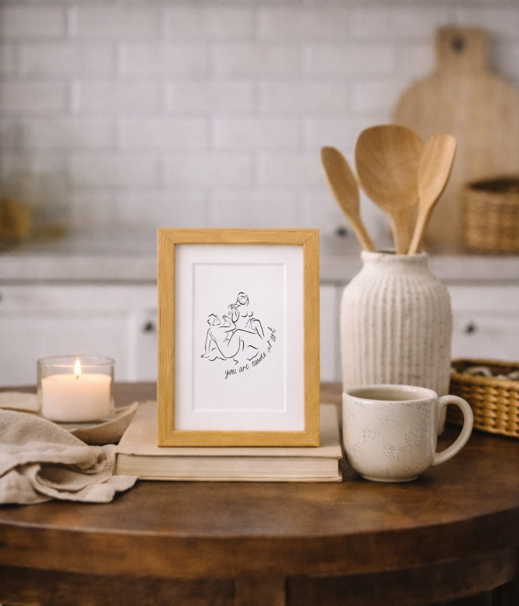 On voit ici une carte postale de la marque Leonor Roversi, mise en situation dans un intérieur chaleureux. Cette scène illustre l’univers de la marque lyonnaise, engagée et éco-responsable, et montre comment ses créations s’intègrent naturellement dans un décor du quotidien.