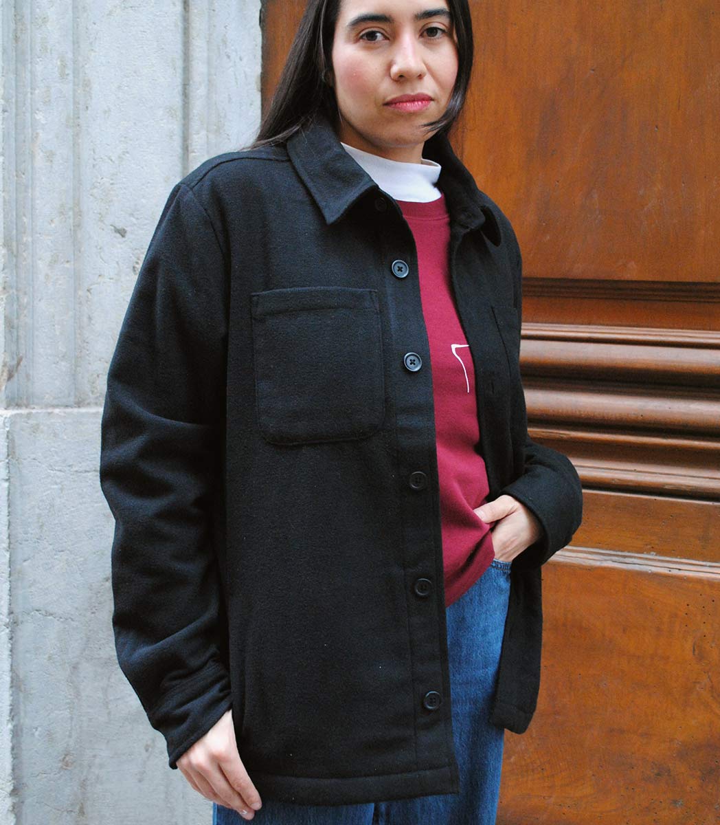 Veste ALMA LIBRE Leonor Roversi en polyester recyclé certifié GOTS et FairWear, coupe droite noirf, portée par une femme confiante. Vêtement éthique brodé à Lyon, inspiré de la liberté intérieure et de la résilience féminine.