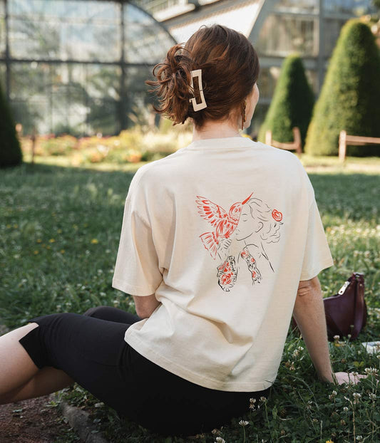 femme portant un t-shirt en coton bio, collection Leonor Roversi 