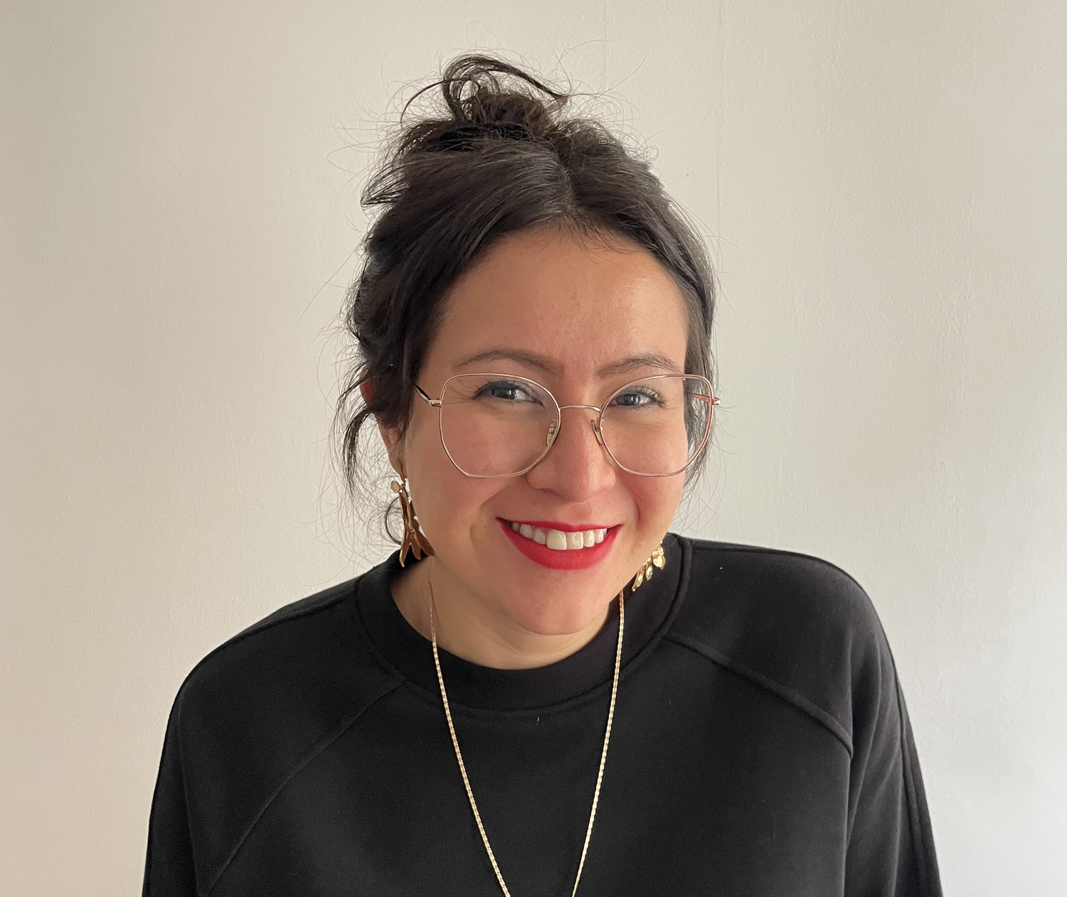 dirigeante de Leonor Roversi en portrait souriant 