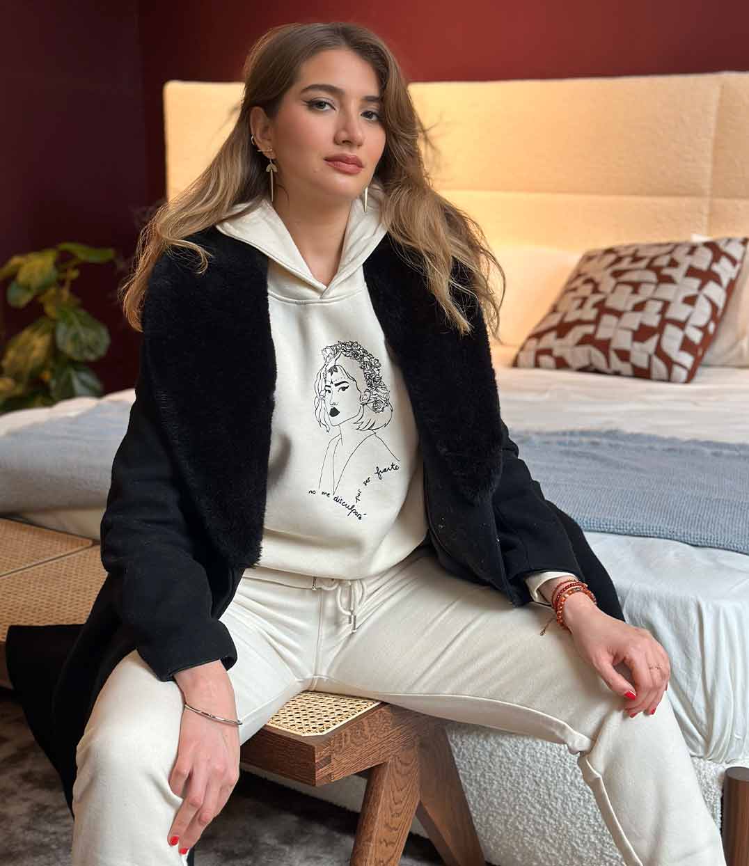 Femme souriante portant un jogging en coton bio écru. Modèle Sekhmet, conçu et imprimé à Lyon par la marque éthique Leonor Roversi