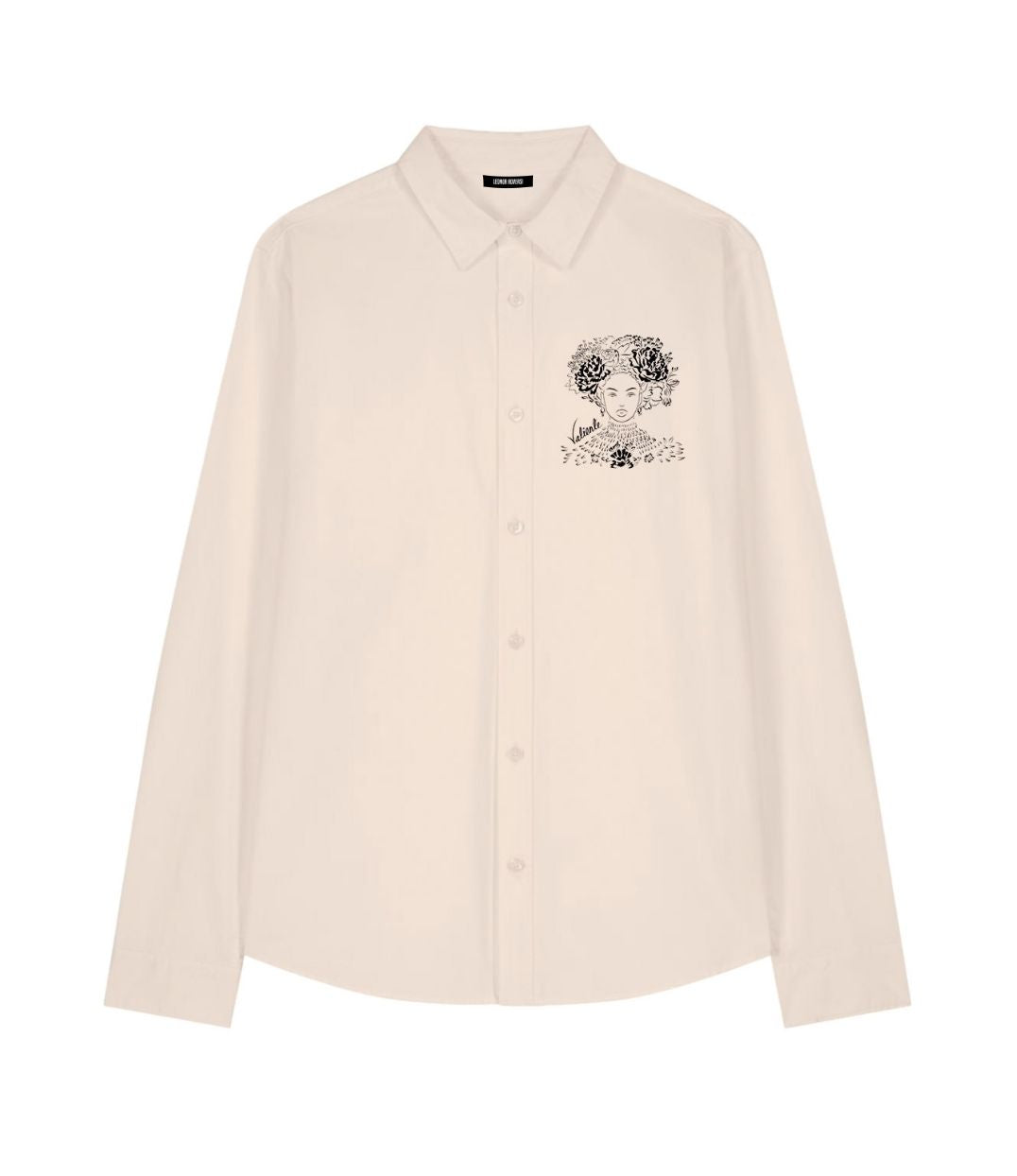 Mock-up d'une chemise pour femme écru ample en coton biologique, imprimé noir d'une femme forte avec des fleurs dans les cheveux représentant la première reine nigériane accompagnée de l'inscription  "Valiente" sur le côté. Modèle Valiente, conçu et imprimé à Lyon par la marque éthique Leonor Roversi.