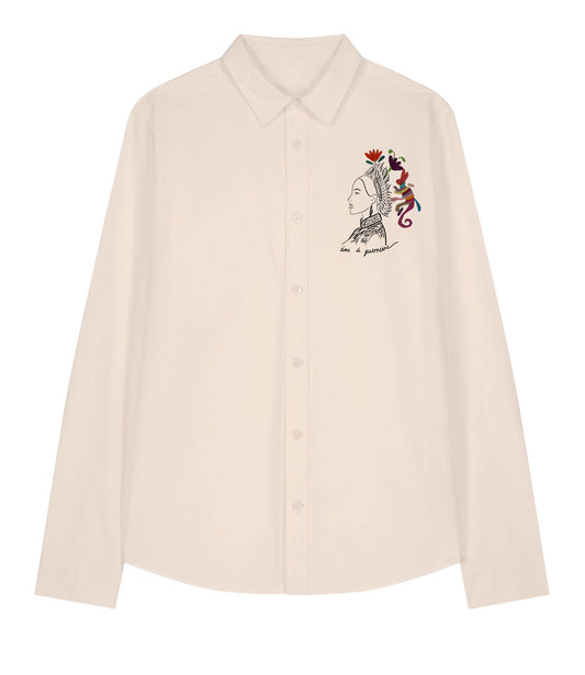 Mock-up d'une chemise ample en coton bio écru. Le vêtement présente un imprimé noir représentant une guerrière et une divinité japonaise, accompagnée de l’inscription « âme d'une guerrière »; ainsi qu'une broderie de fleurs. Modèle Benten, conçu et imprimé à Lyon par la marque éthique Leonor Roversi.