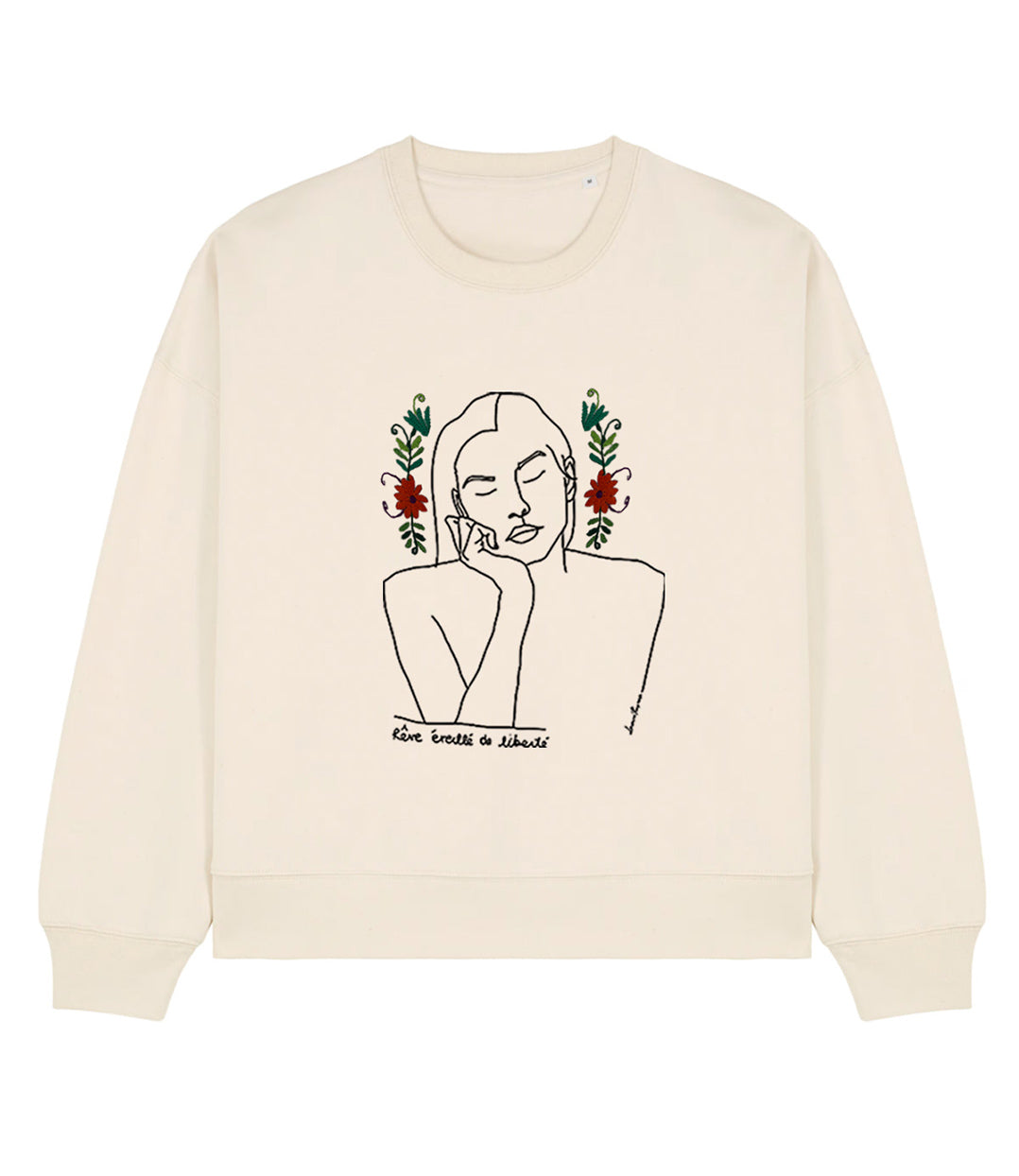 Mock-up d'un sweat en coton bio écru. Le vêtement présente un imprimé noir minimaliste d’un visage féminin aux yeux clos, accompagné de l’inscription « rêve éveillé de liberté »; ainsi qu'une broderie de fleurs. Modèle Thémis, conçu et imprimé à Lyon par la marque éthique Leonor Roversi.