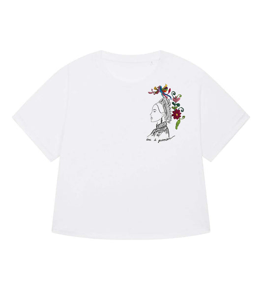 Mock-up d'un t-shirt ample en coton bio blanc. Le vêtement présente un imprimé noir représentant une guerrière et une divinité japonaise, accompagnée de l’inscription « âme d'une guerrière ». Modèle Benten, conçu et imprimé à Lyon par la marque éthique Leonor Roversi.