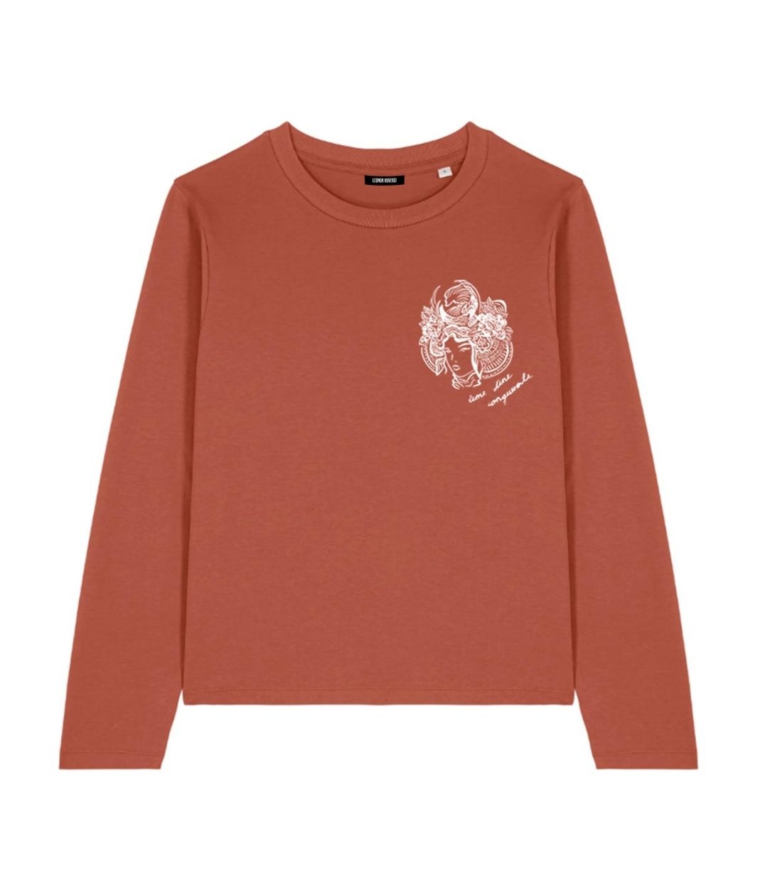 Mock-up d'un sweat pour femme en coton bio terracotta. Il présente un imprimé blanc représentant une figure de samouraï couronnée de fleurs, accompagné de l’inscription « âme d’une conquérante ». Modèle Gozen, conçu et imprimé à Lyon par la marque éthique Leonor Roversi.