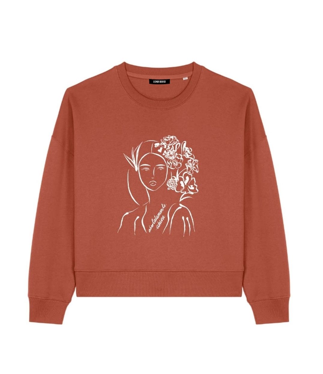Mock-up d'un sweat femme en coton bio terracotta, imprimé noir inspirée de la peintre impressionniste Mary Cassatt représentant une femme au regard serein entourée de fleurs dans les cheveux accompagnée de l'inscription "Absolumente única". Modèle Unica, conçu et imprimé à Lyon par la marque éthique Leonor Roversi.