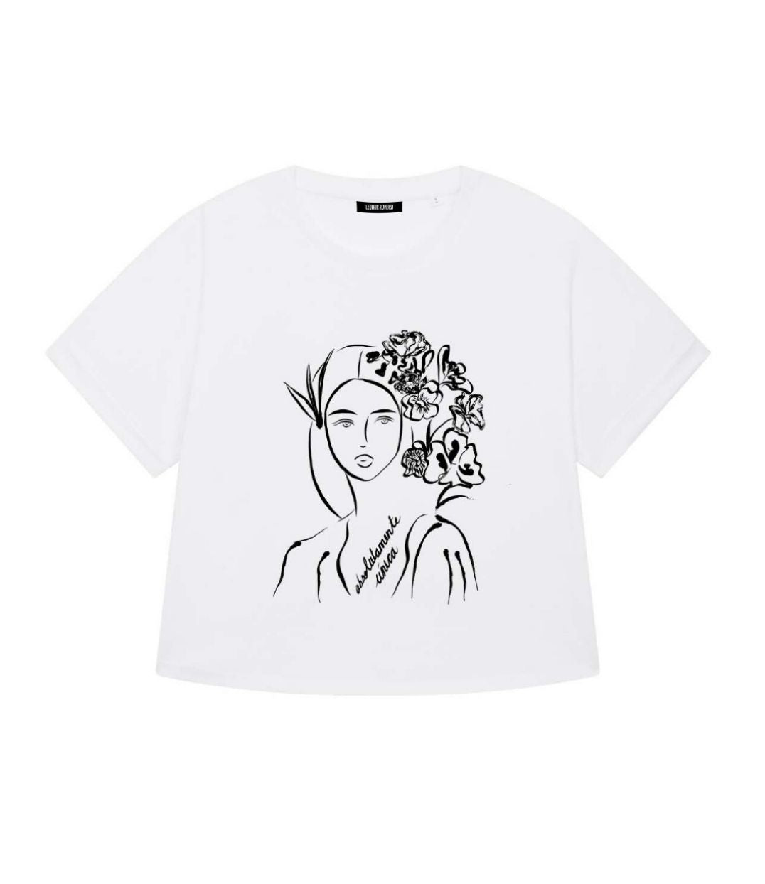 Mock-up d'un t-shirt femme en coton bio blanc, imprimé noir d'une femme inspirée de la peintre impressionniste Mary Cassatt représentant une femme au regard serein entourée de fleurs dans les cheveux accompagnée de l'inscription "Absolumente única". Modèle Unica, conçu et imprimé à Lyon par la marque éthique Leonor Roversi.