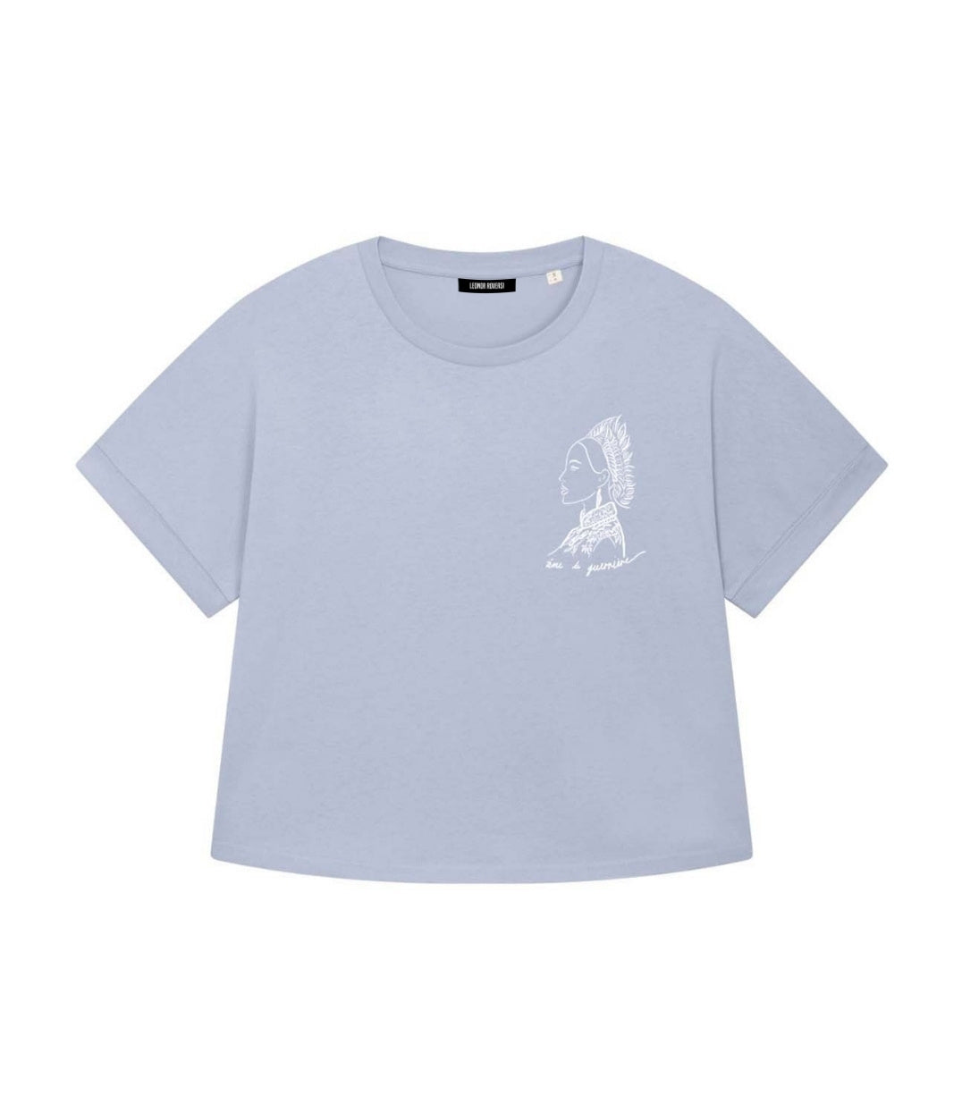 Mock-up d'un t-shirt ample pour femme en coton bio bleu serein. Le vêtement présente un imprimé blanc représentant une guerrière et une divinité japonaise, accompagnée de l’inscription « âme d'une guerrière ». Modèle Benten, conçu et imprimé à Lyon par la marque éthique Leonor Roversi.