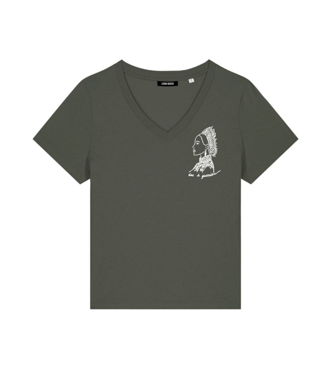 Mock-up d'un t-shirt ample pour femme en coton bio kaki à col v. Le vêtement présente un imprimé blanc représentant une guerrière et une divinité japonaise, accompagnée de l’inscription « âme d'une guerrière ». Modèle Benten, conçu et imprimé à Lyon par la marque éthique Leonor Roversi.
