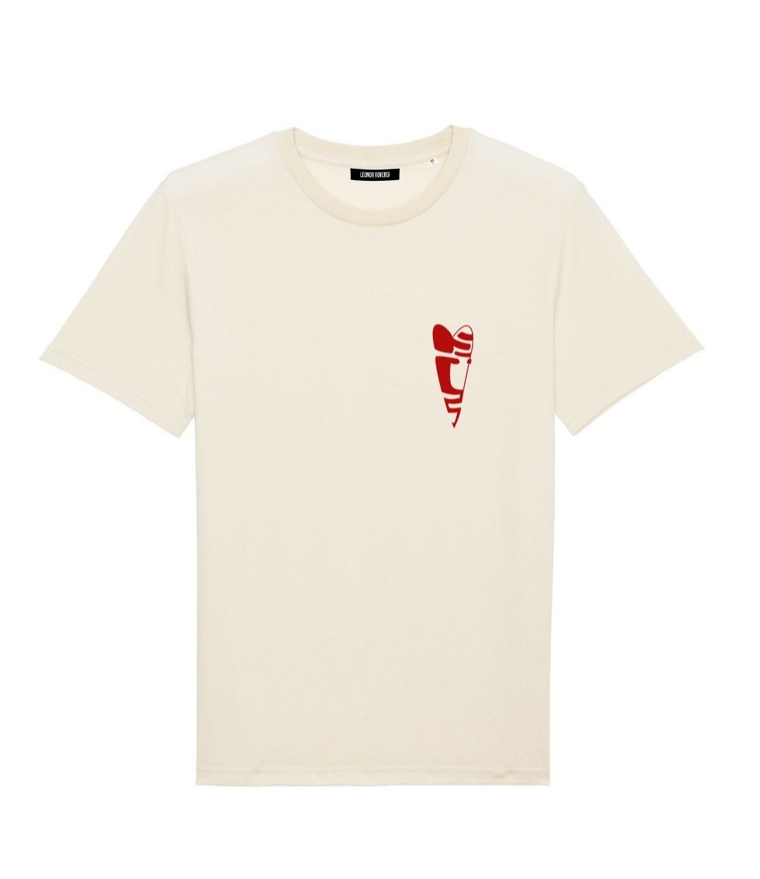 Mock-up d'un t-shirt unisexe en coton bio écru, imprimé rouge de deux personnes faisant un câlin, ce qui forme un cœur. Modèle Abracito, conçu et imprimé à Lyon par la marque éthique Leonor Roversi.