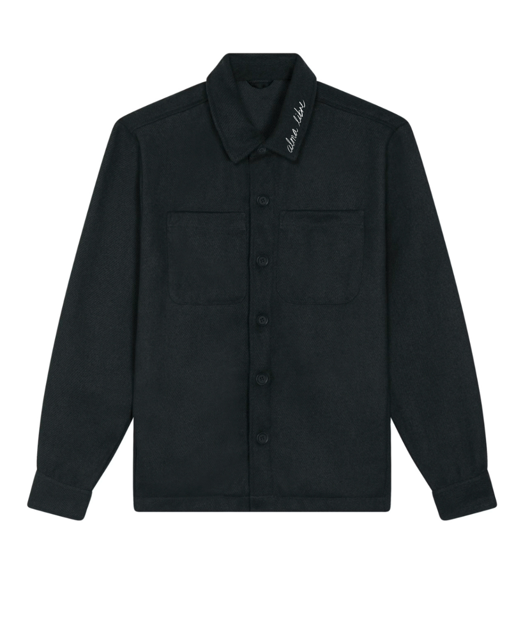 Veste ALMA LIBRE Leonor Roversi en polyester recyclé certifié GOTS et FairWear, coupe droite noirf, portée par une femme confiante. Vêtement éthique brodé à Lyon, inspiré de la liberté intérieure et de la résilience féminine.