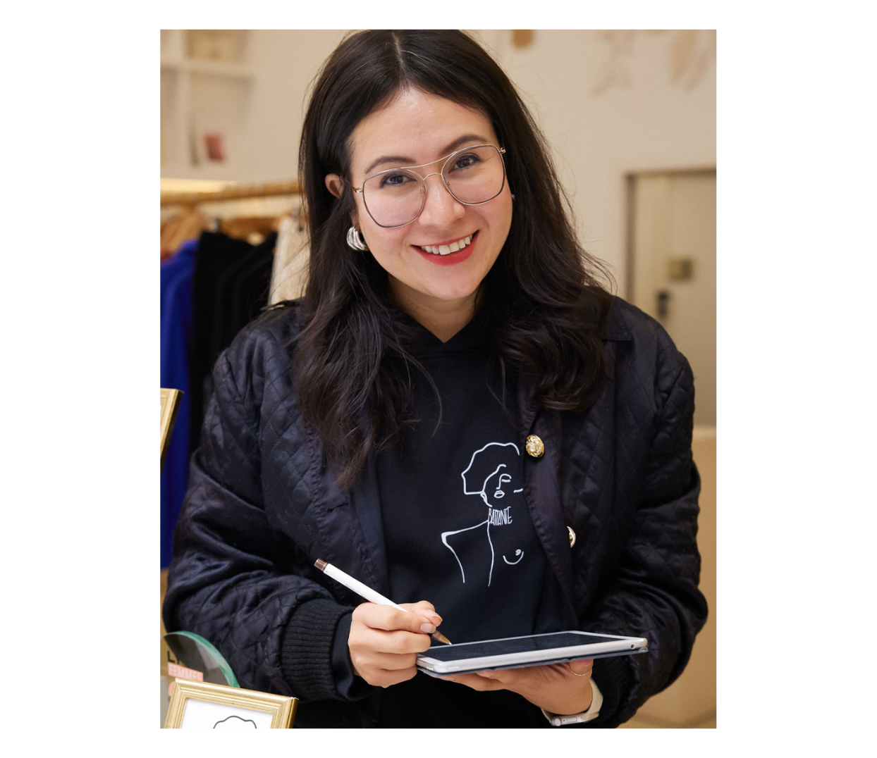 Créatrice de Leonor Roveersi, Gabriela Ortiz, porte une veste noire et porte une tablette avec un stylet.