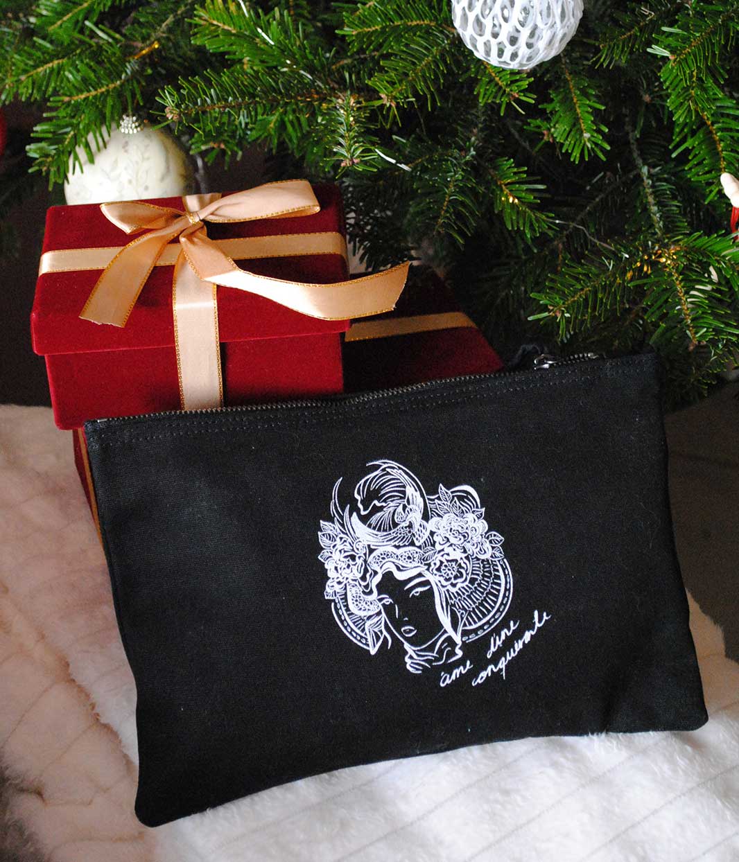 Box de Noël Leonor Roversi X maison ayaan composée d'une pochette et d’une suspension, présentée dans un coffret cadeau éco-responsable. Idée cadeau engagée, créations éthiques imaginées et fabriquées à Lyon.