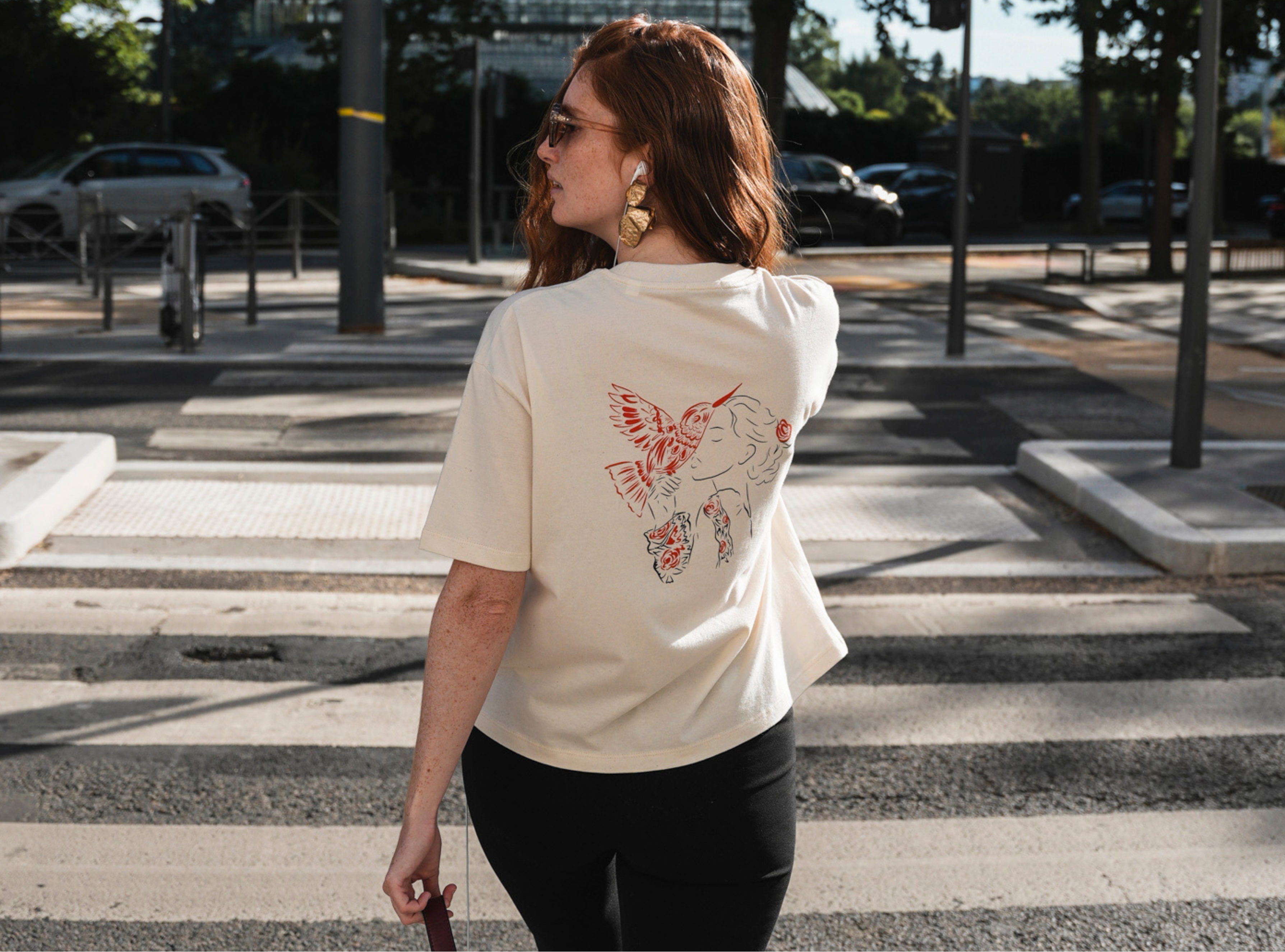 femme sur un passage piéton avec un t-shirt écru en coton bio collection Leonor Roversi 