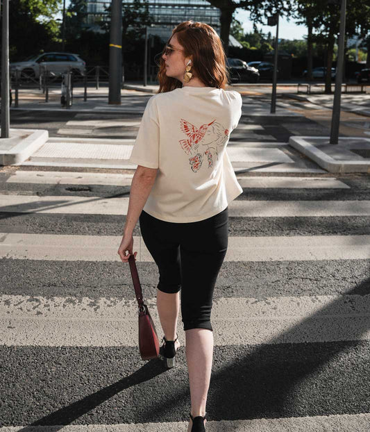 femme portant un t-shirt écru en coton bio, collection Leonor Roversi 